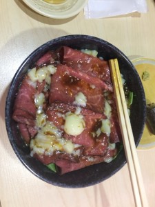 くら寿司　ローストビーフ丼